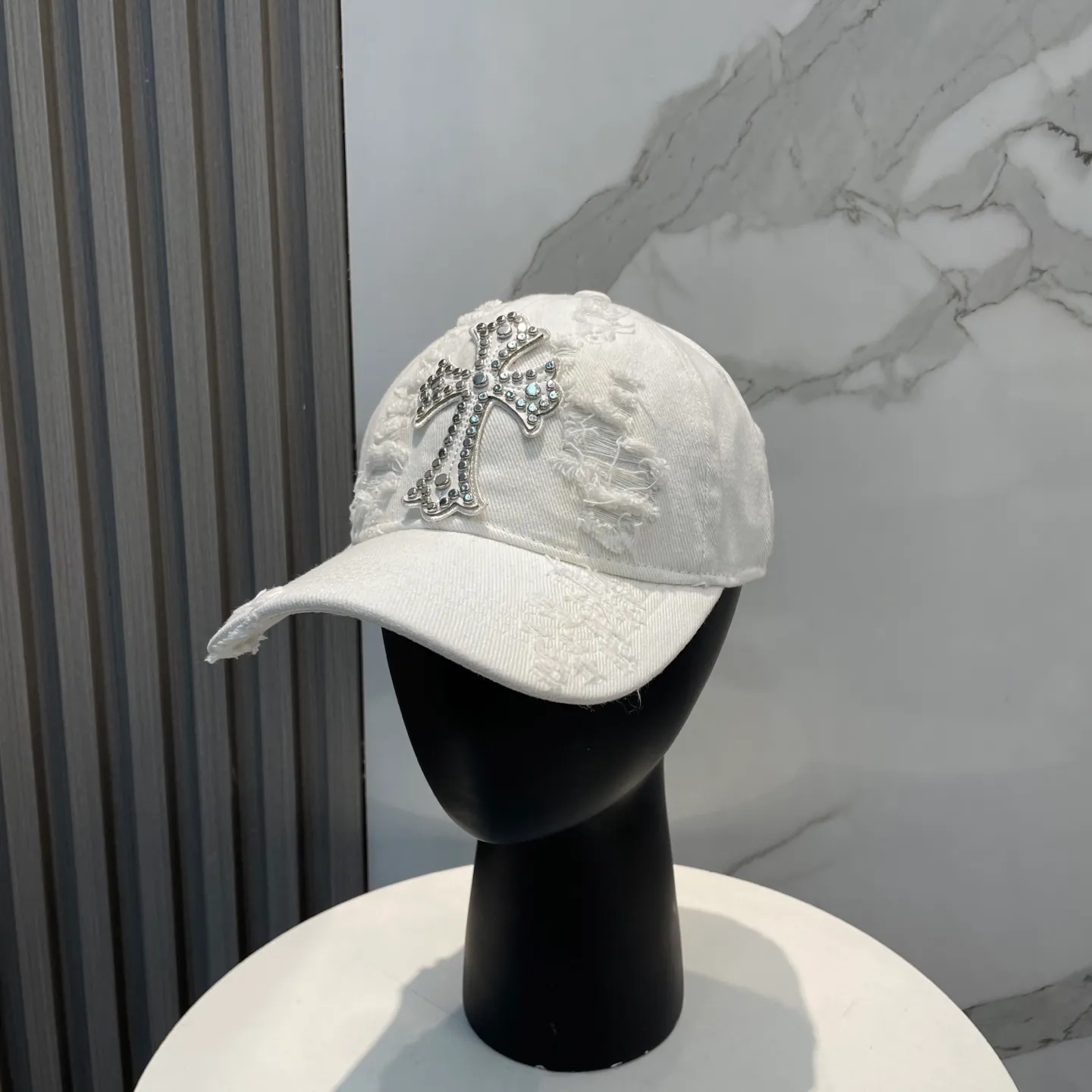 P66 Crow Heart 🆕🆕New baseball cap, stylish and classic cross logo, casual with a cool feeling, unisex style, same style for men and women! Very easy to match! Head circumference: 56-58cm is available